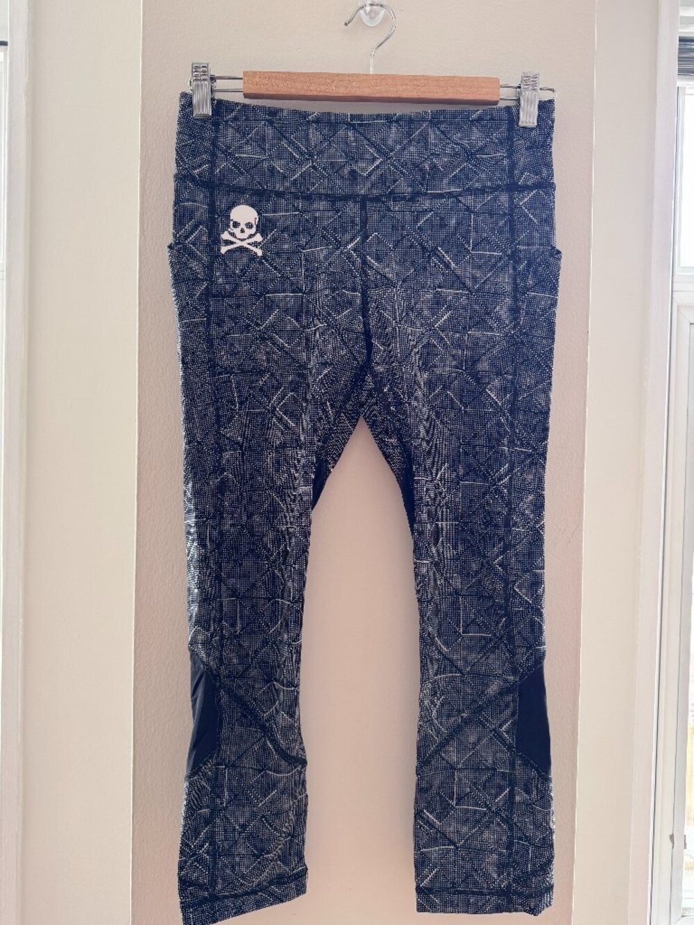 Lululemon Pace Rival Crop black and white Soul Cycle (22")
